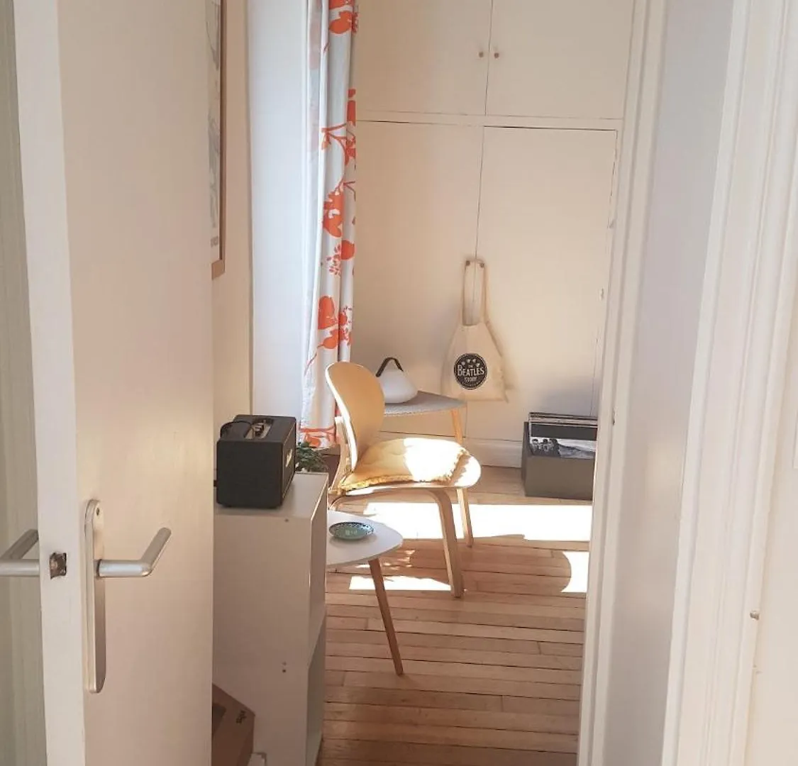 2 Pieces A Montmatre Apartment Paris France